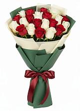 Букет Микс из красных и белых роз в Северном Московской области