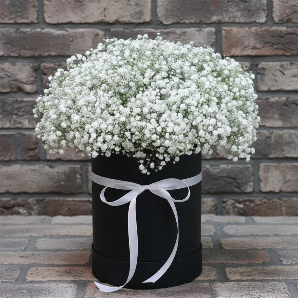 Цветочная композиция из Гипсофила в шляпной коробке в Северном Московской области