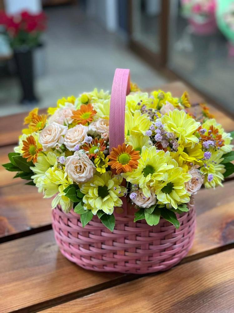 Цветочная композиция из Хризантемы и Розы в корзине в Северном Московской области