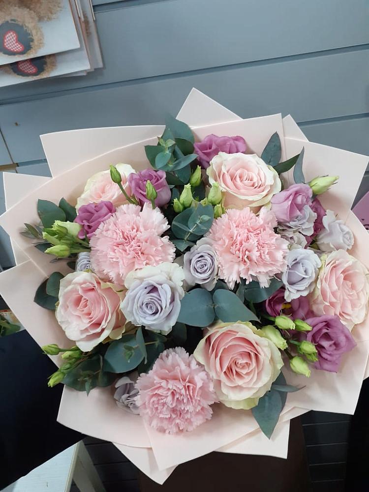 Букет цветов из: Розы, Гвоздики и Лизиантусы в Северном Московской области